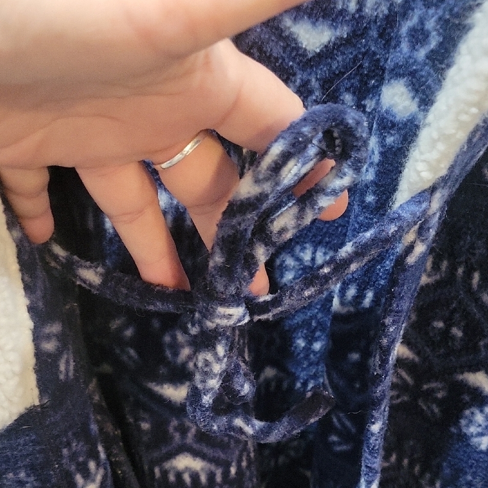 Elegant Blue Patterned Robe with White Trim - Picture 3 of 7
